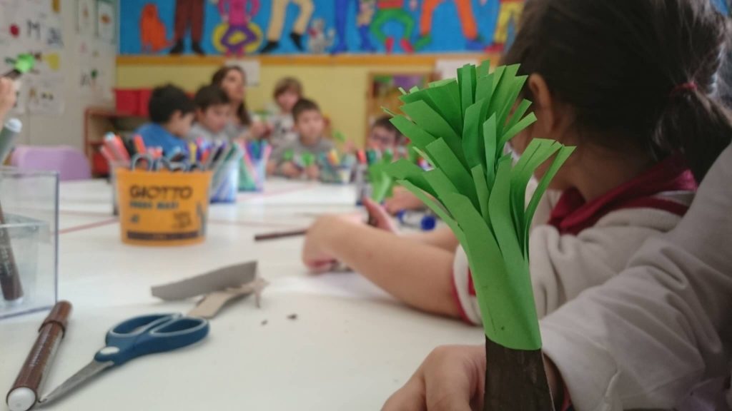 bambini che costruiscono oggetti di carta