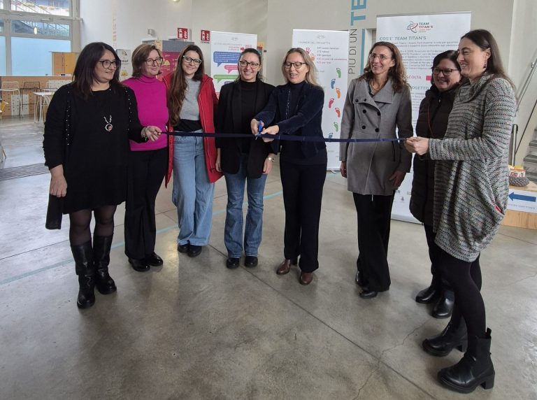 taglio nastro mostra TITANS