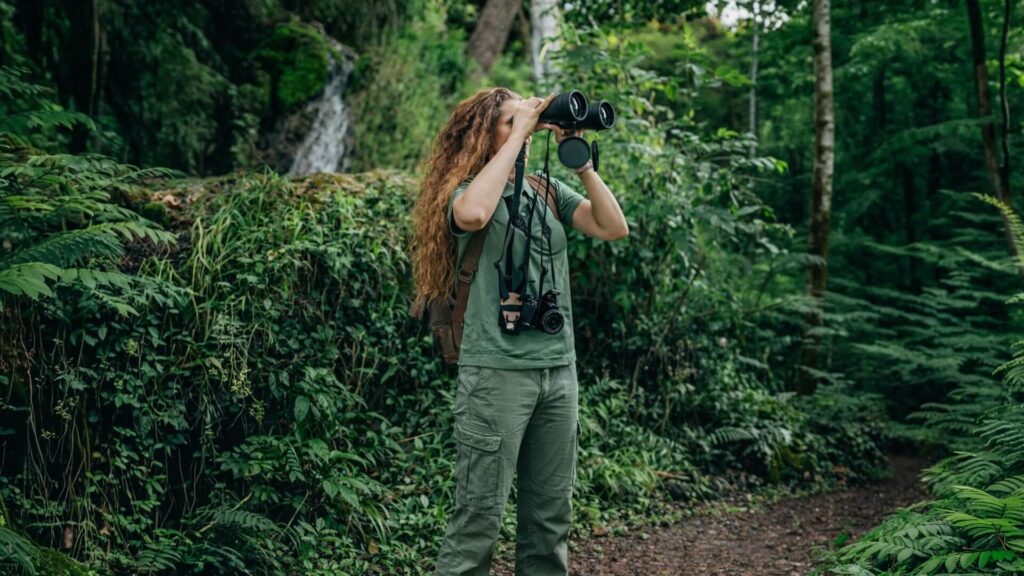 ragazza con binocolo
