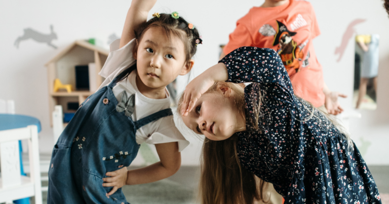 due bambine che fanno ginnastica