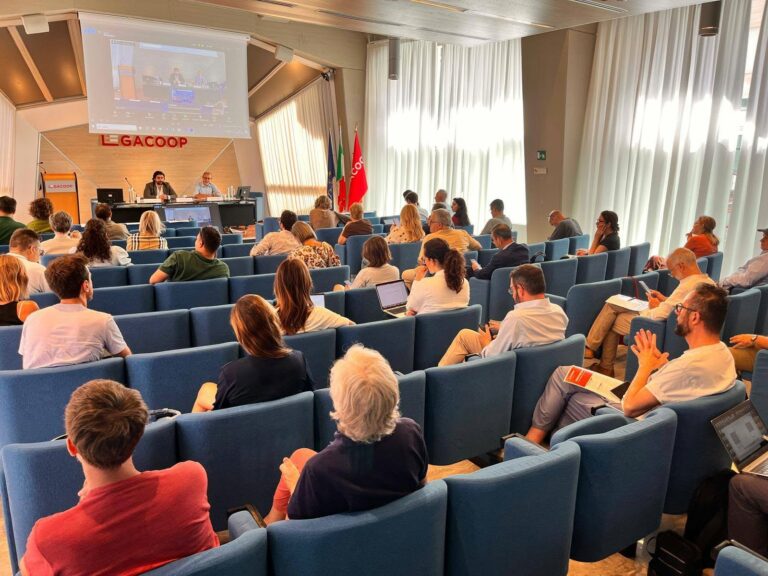 sala conferenze di legacoop piena di giornalisti