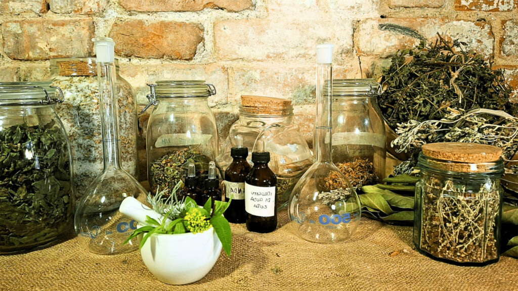 barattoli di erbe officinali